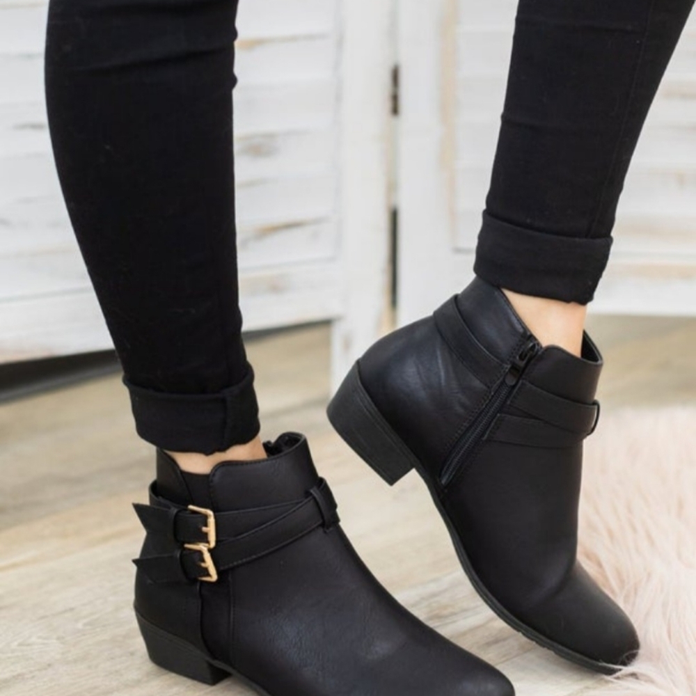 TOP MODA Black Double buckle Booties Size 7.5